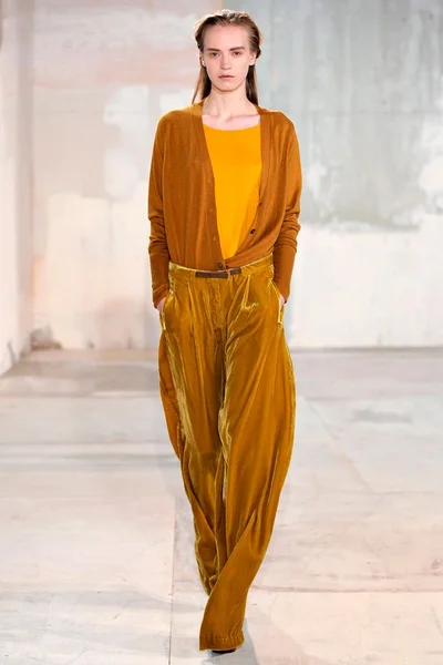 Look 18